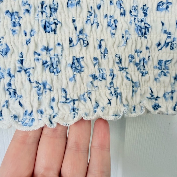 Hollister Cropped White Smocked Short Sleeve Top Blue Floral Summer Lettuce Hem - Picture 6 of 7